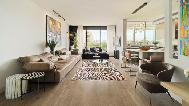 Ein modernes Wohnzimmer mit Sofa, Couchtisch und einem Zebra-Muster Teppich.