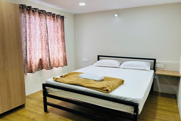 Deluxe Room | Desk, rollaway beds, free WiFi, bed sheets