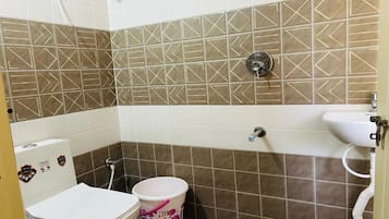 Deluxe-Zimmer | Badezimmer | Dusche, kostenlose Toilettenartikel, Handtücher