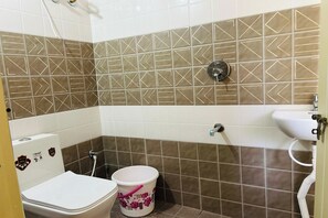 ห้องดีลักซ์ | ห้องน้ำ | ฝักบัว, ของใช้ในห้องน้ำฟรี, ผ้าเช็ดตัว