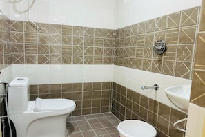 Deluxe-huone | Kylpyhuone | Suihku, ilmaiset hygieniatuotteet, pyyhkeet