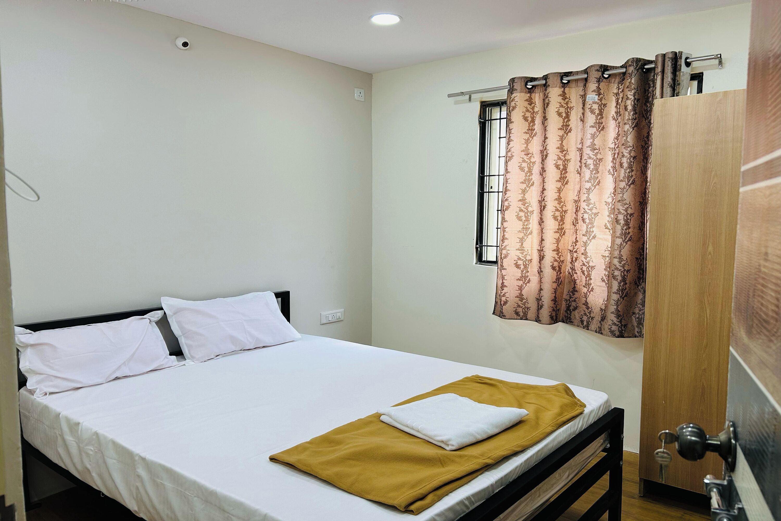 Escritorio, camas supletorias, wifi gratis y ropa de cama