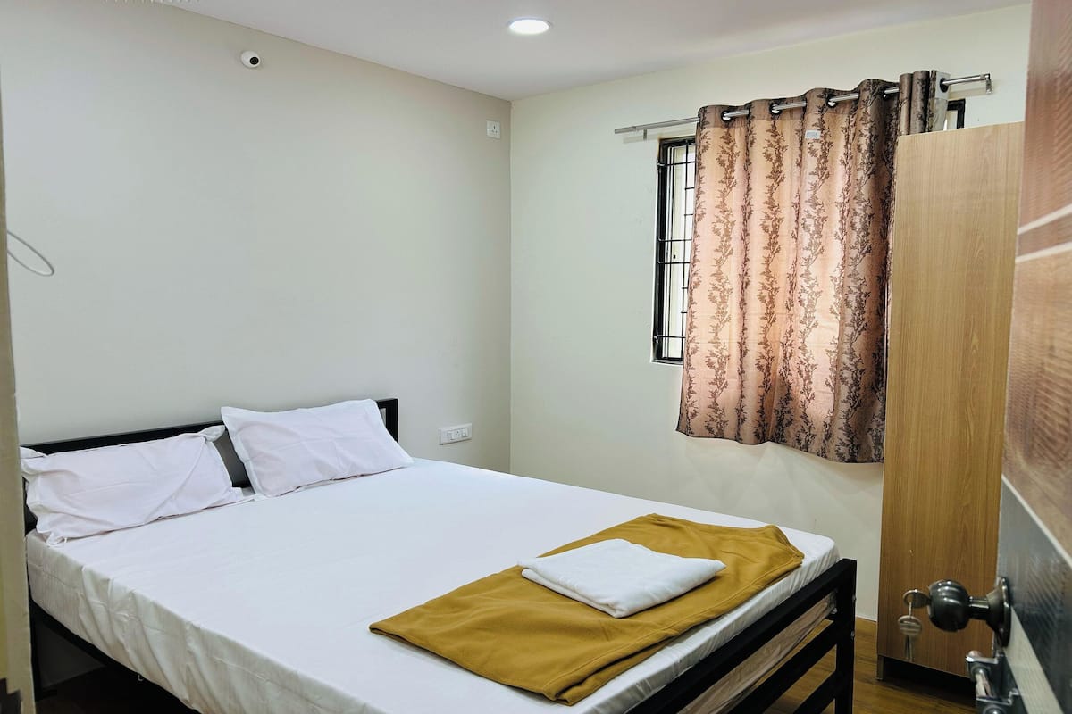 Rollaway beds, free WiFi, bed sheets