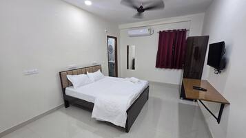 Deluxe Room | Desk, free WiFi, bed sheets