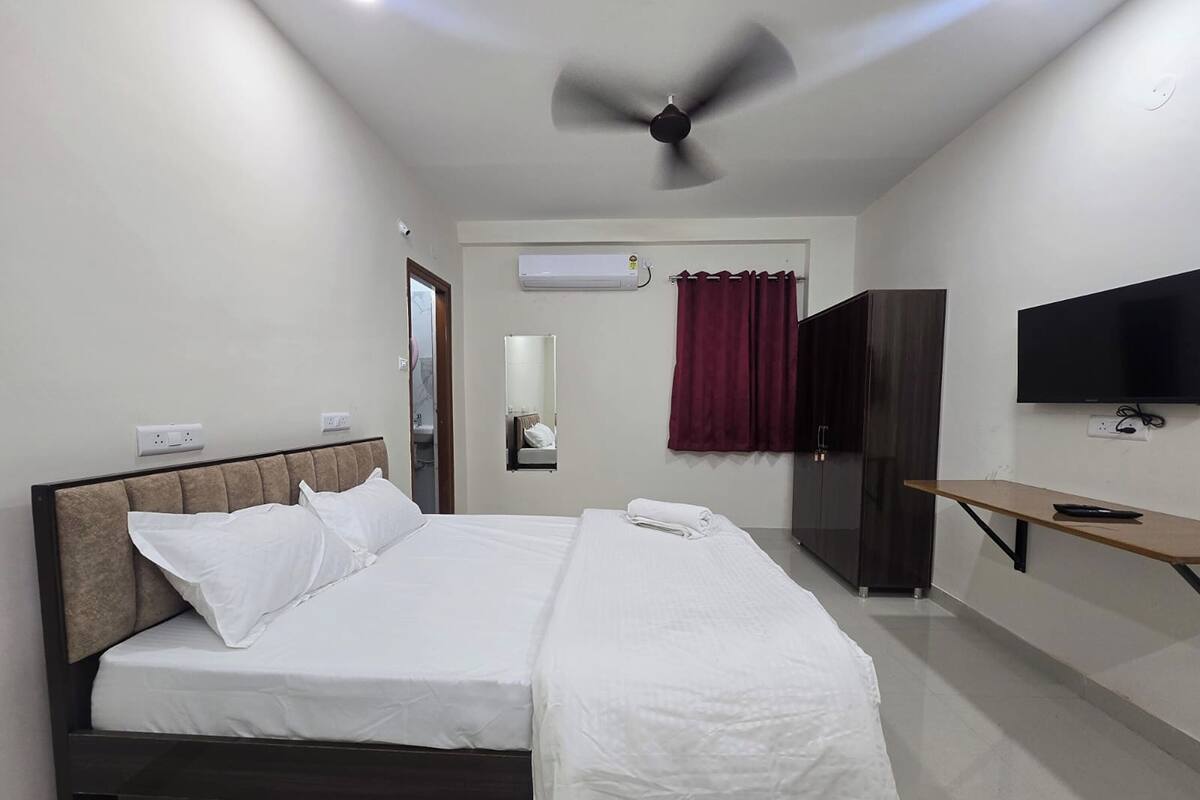 Desk, WiFi (free), bed sheets