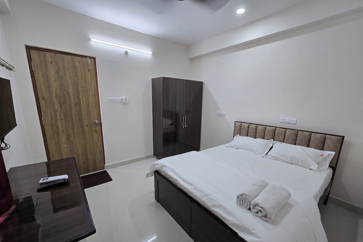 Desk, free WiFi, bed sheets