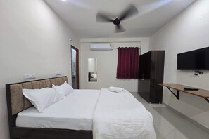 Deluxe Room | Desk, free WiFi, bed sheets - Om Sri Vigneshwara Palani Grand Hotel (Hyderabad)