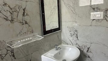Deluxe Room | Bathroom | Shower, free toiletries, towels