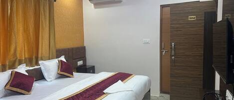 Deluxe Room | Desk, free WiFi, bed sheets