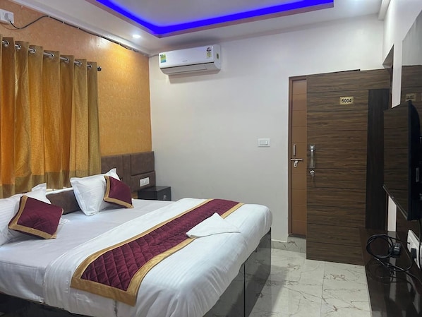 Deluxe Room | Desk, free WiFi, bed sheets - A White Pearl Suites (Bengaluru)