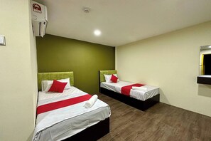 Quarto duplo standard | Escrivaninha, ferros/tábuas de passar roupa, Wi-Fi de cortesia