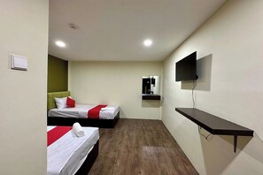 Quarto duplo standard | Escrivaninha, ferros/tábuas de passar roupa, Wi-Fi de cortesia
