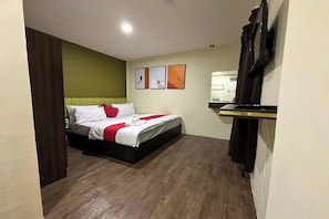 Premium Suite | Desk, iron/ironing board, free WiFi, bed sheets