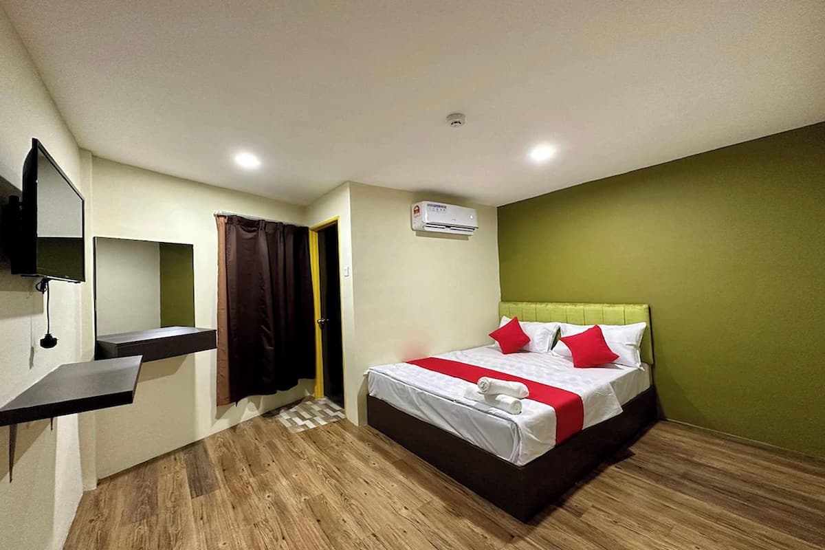 Quarto casal superior, 1 cama Queen | Escrivaninha, ferros/tábuas de passar roupa, Wi-Fi de cortesia