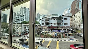 Escritorio, tabla de planchar con plancha, wifi gratis y ropa de cama