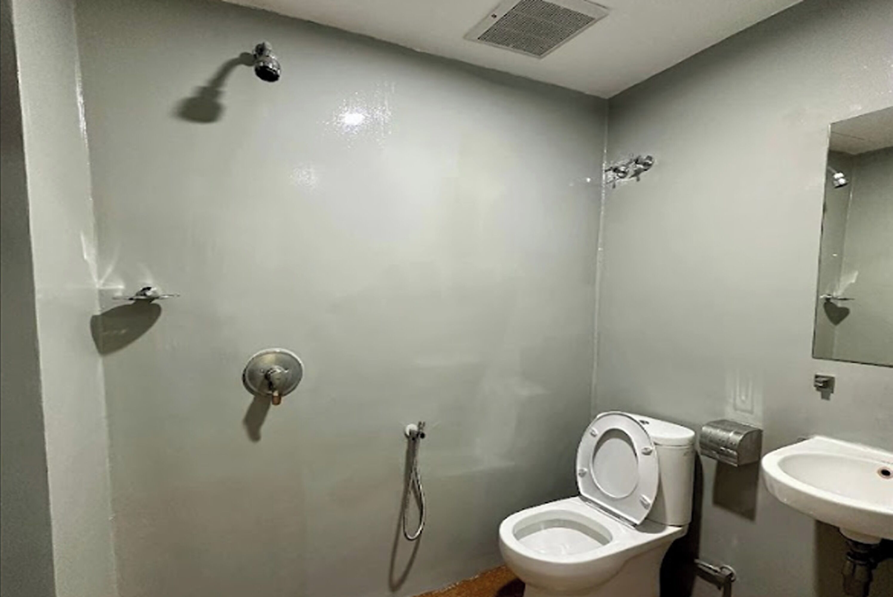 A bathroom with a toilet, bidet, and sink.
