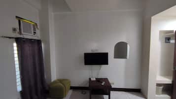 Deluxe Room | Desk, iron/ironing board, free WiFi, bed sheets