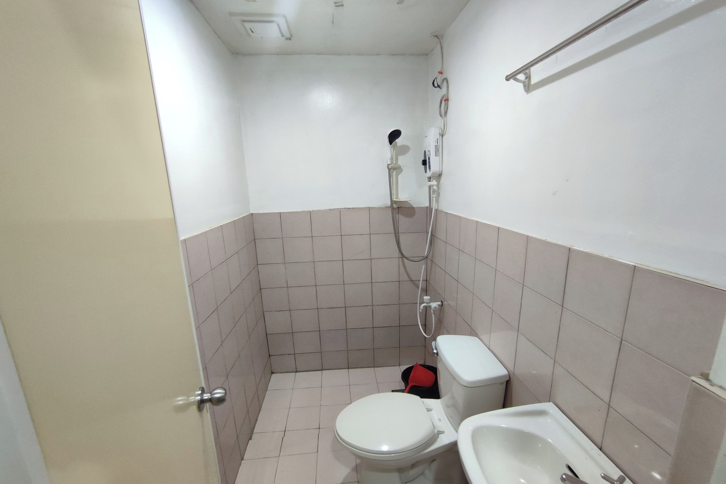 Un baño pequeño con inodoro, bidé y ducha.