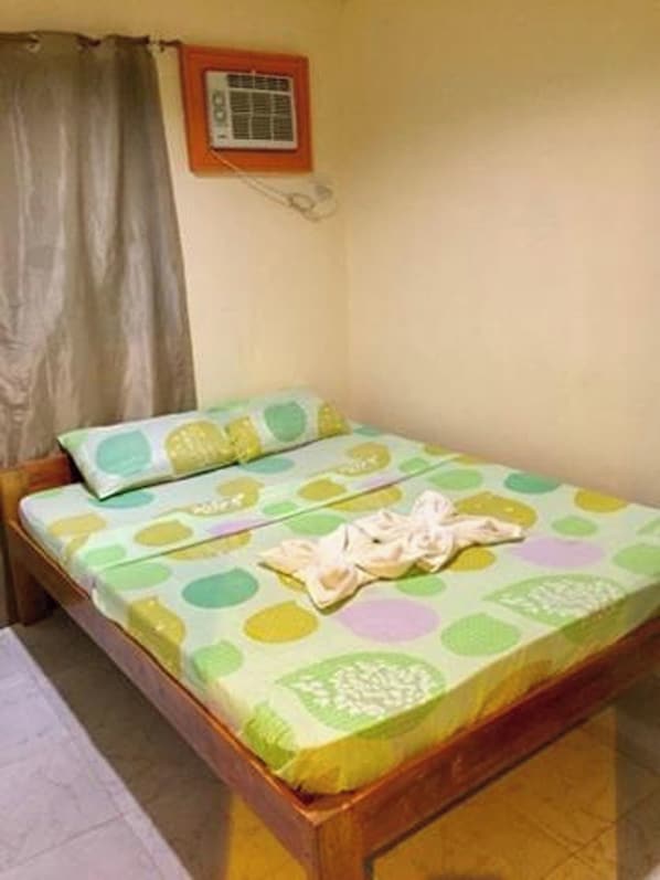 Economy Double Room | Desk, free WiFi, bed sheets