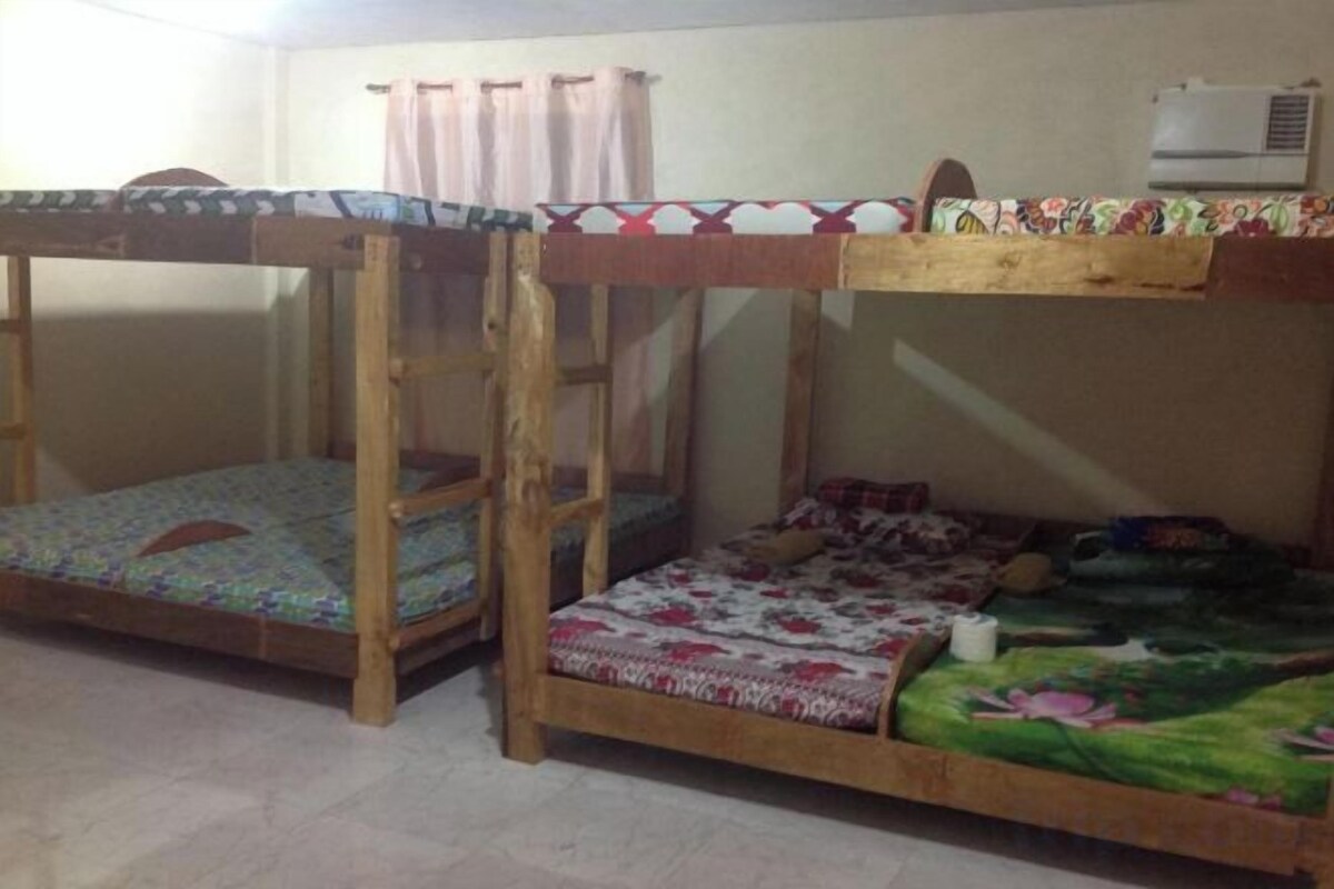 Desk, WiFi (free), bed sheets