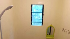 Un baño pequeño con inodoro, lavabo y ducha.