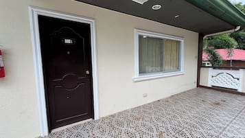 Kamar Premier | Meja kerja, Wi-Fi gratis, dan seprai linen