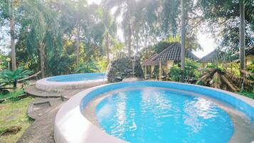 Kolam renang terbuka