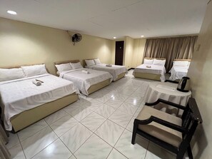 Quarto superior | Escrivaninha, Wi-Fi de cortesia, roupa de cama