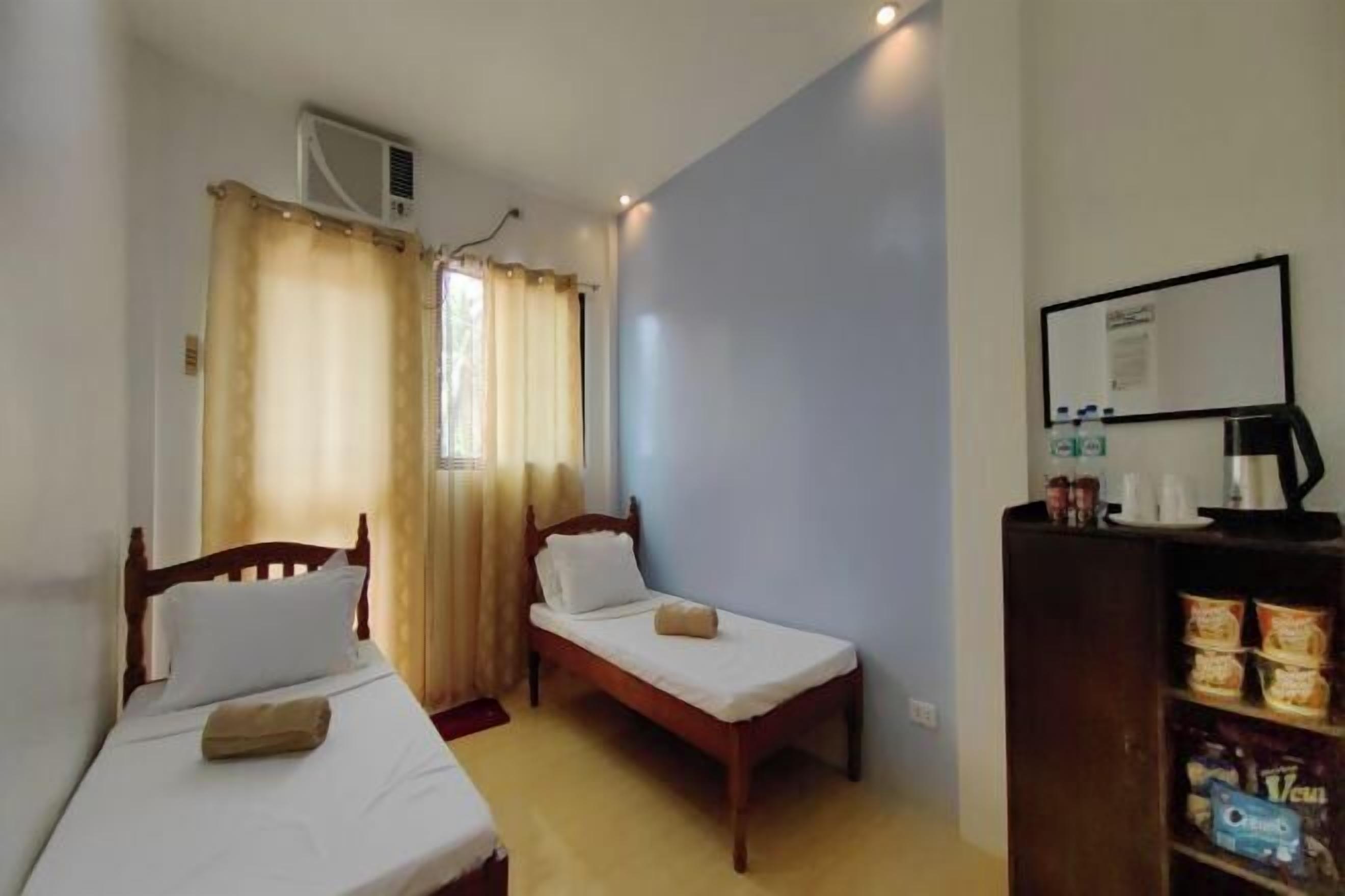 办公桌、免费 WiFi、床单