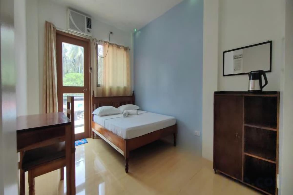Escritorio, wifi gratis y ropa de cama