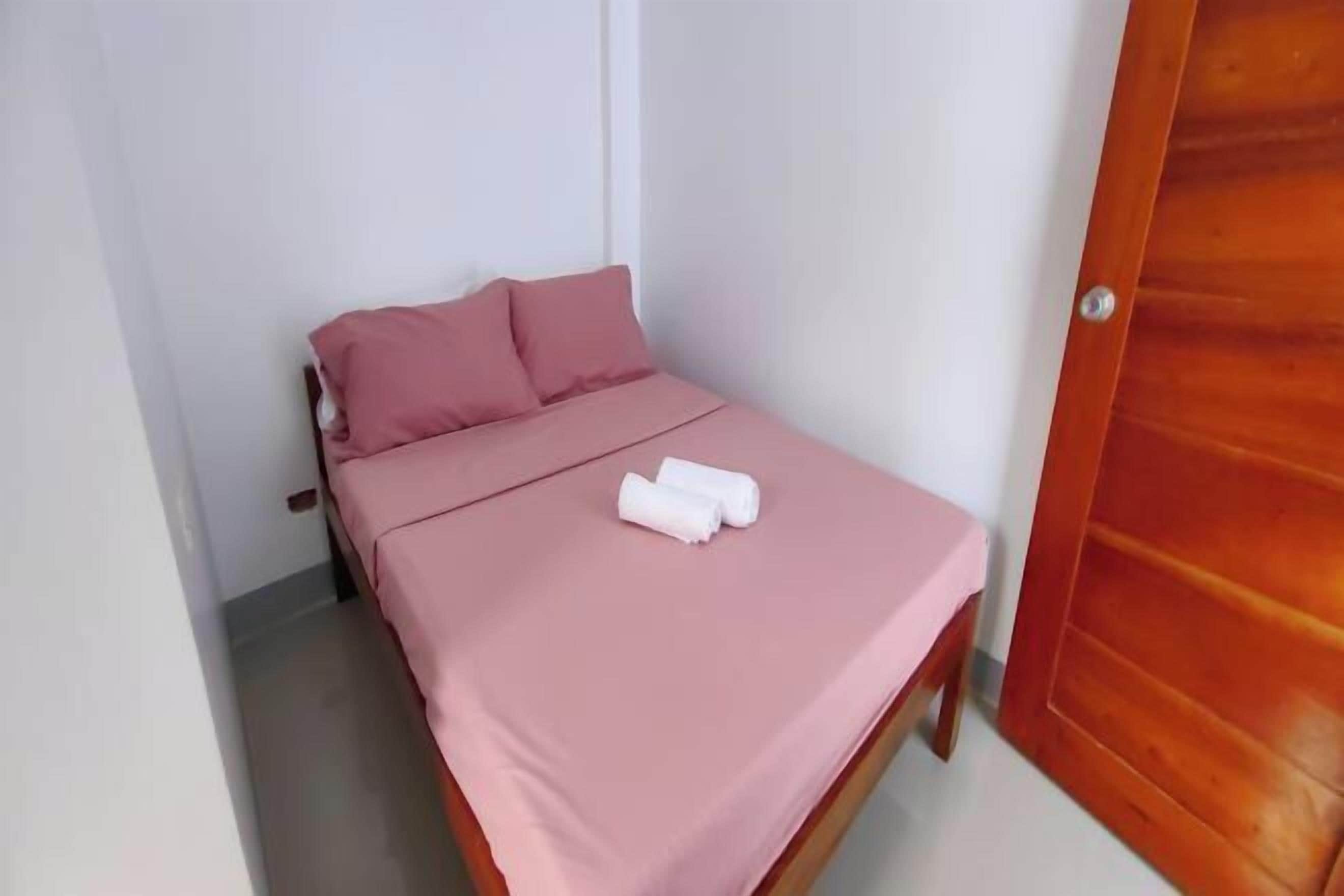 办公桌、免费 WiFi、床单