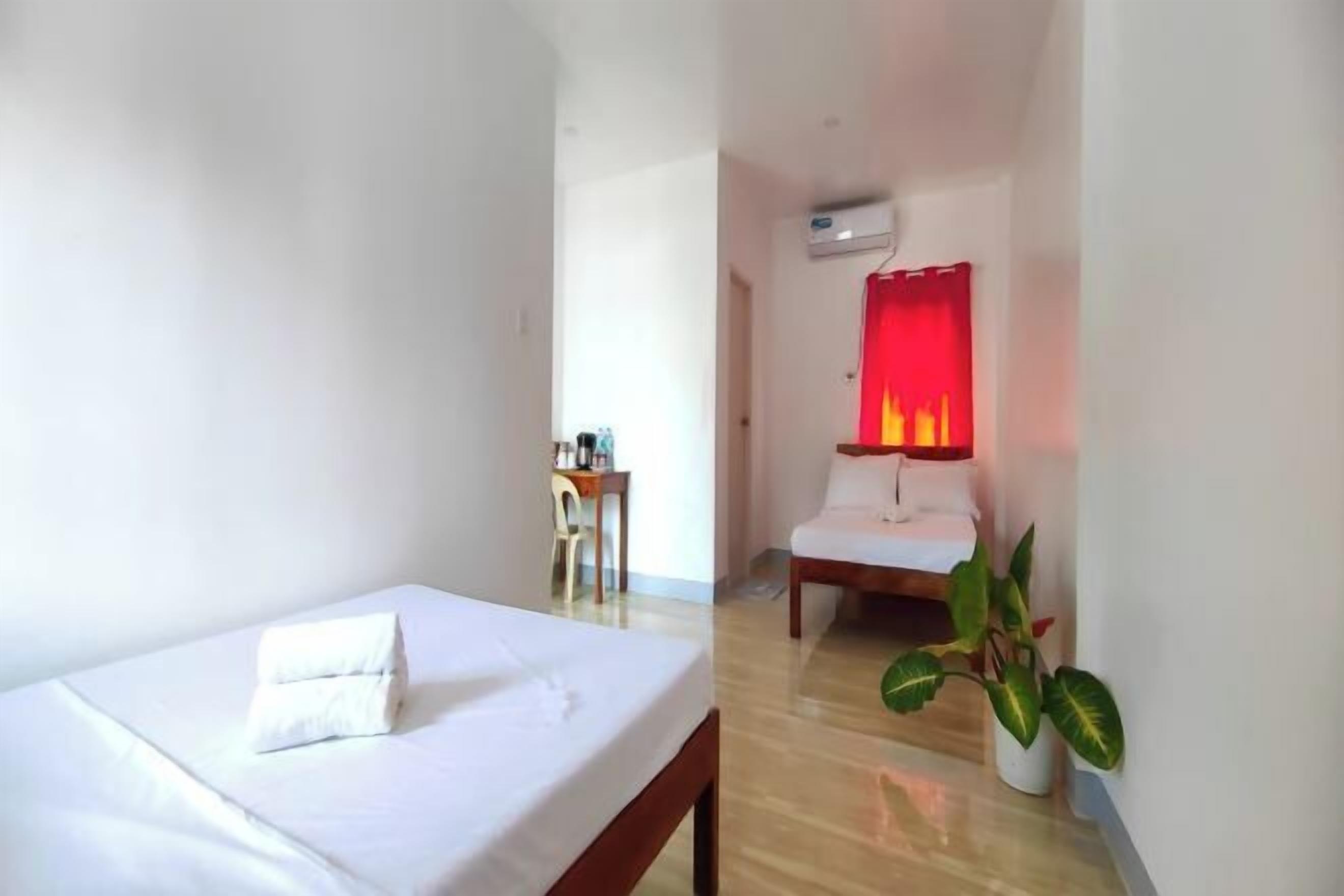 办公桌、免费 WiFi、床单