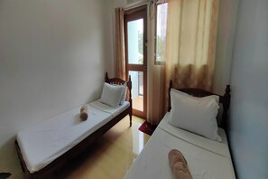 Standard Twin Room | Desk, free WiFi, bed sheets