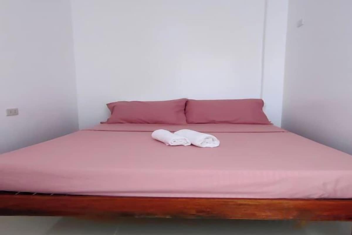 Escritorio, wifi gratis y ropa de cama