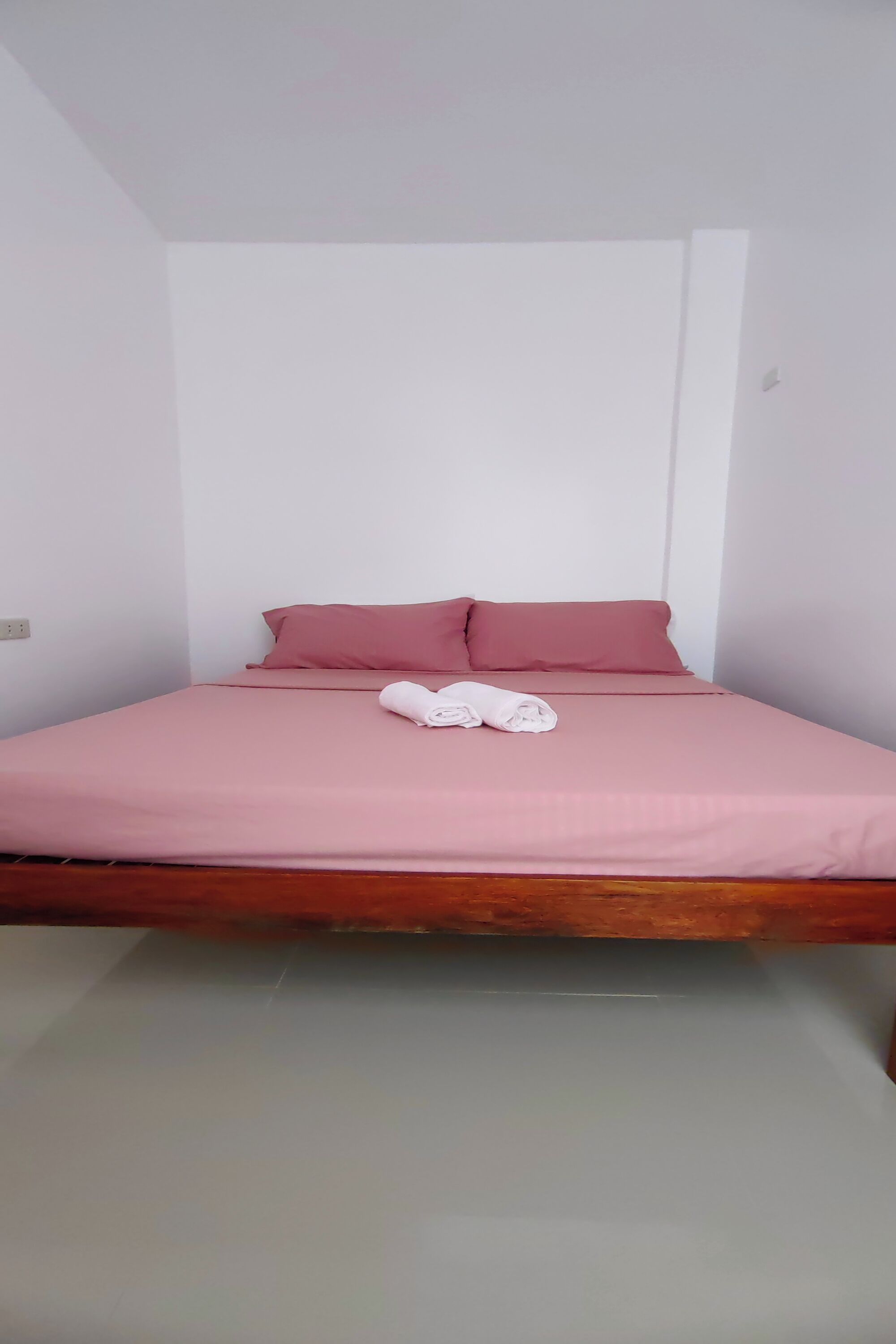Escritorio, wifi gratis y ropa de cama 