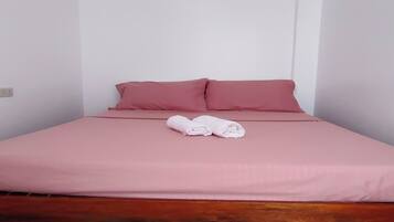 Escritorio, wifi gratis y ropa de cama