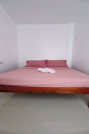 Chambre Standard double, 1 grand lit | Bureau, accès au Wi-Fi (inclus), literie fournie