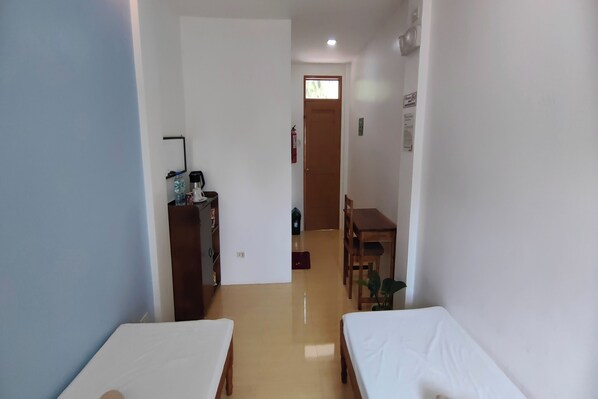 Quarto duplo standard | Escrivaninha, camas extras/dobráveis (sobretaxa), Wi-Fi de cortesia