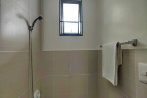 Standard Twin Room | Bathroom | Shower, towels - Kamalay Pension House (Puerto Princesa)