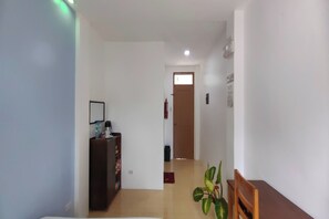 Quarto casal standard | Escrivaninha, camas extras/dobráveis (sobretaxa), Wi-Fi de cortesia
