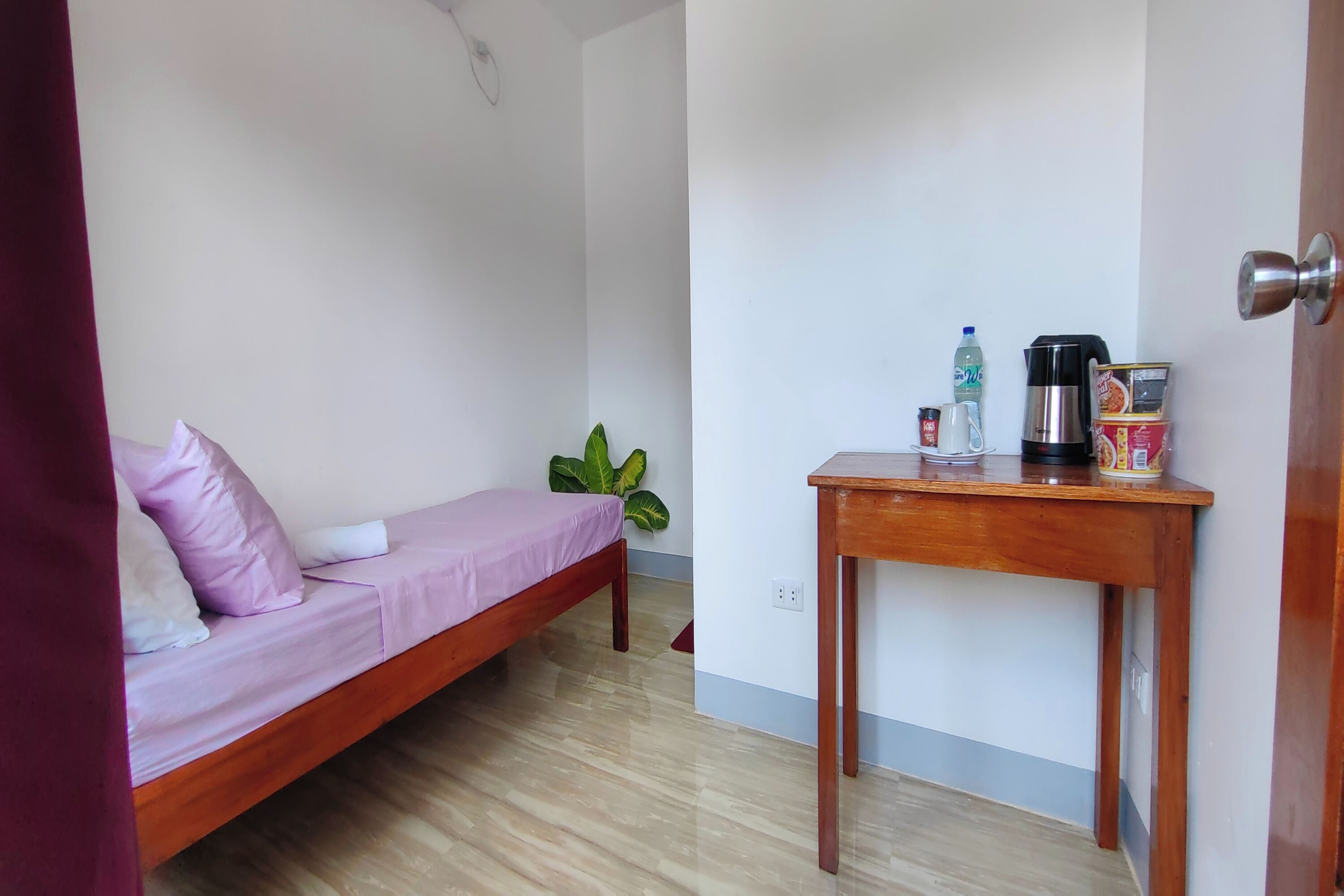Escritorio, wifi gratis y ropa de cama 