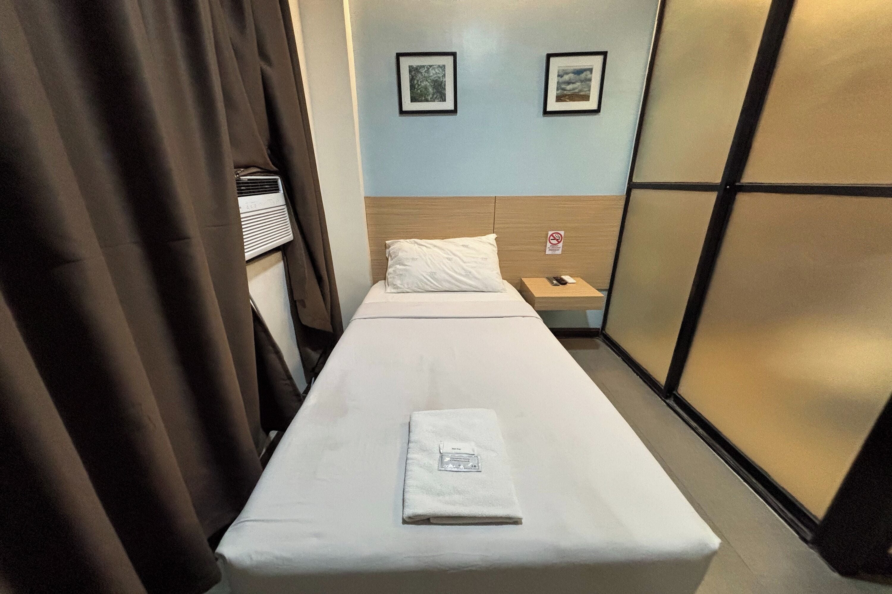 Deluxe Single Room | Iron/ironing board, free WiFi, bed sheets
