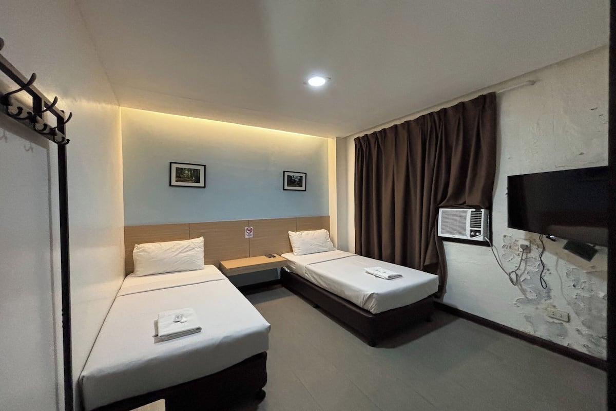 Quarto duplo standard | Ferros/tábuas de passar roupa, Wi-Fi de cortesia, roupa de cama
