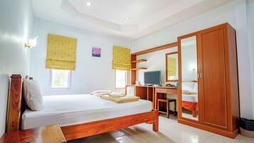 Escritorio, wifi gratis y ropa de cama