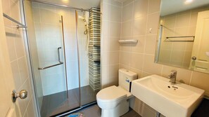 雙人房 | 浴室 | 淋浴設備、免費盥洗用品、毛巾