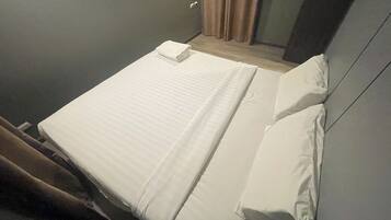 Escritorio, wifi gratis y ropa de cama