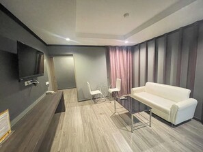 Escritorio, wifi gratis y ropa de cama