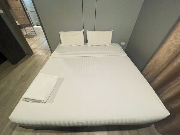 Escritorio, wifi gratis y ropa de cama