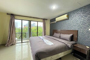 Suite, Balcony | In-room safe, desk, iron/ironing board, free WiFi - Lucky Inn Suites (Pattaya)