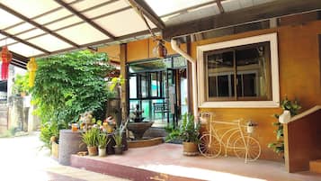 Escritorio, wifi gratis y ropa de cama